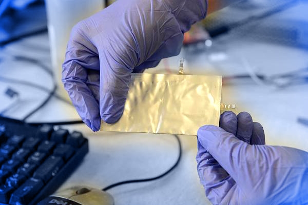Bendable battery can charge in 60 seconds for more than 7500 cycles