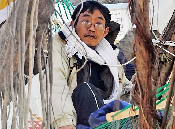 Taiwanese activist&#039;s tree top protest