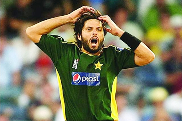 Afridi in trouble for "getting more love in India"